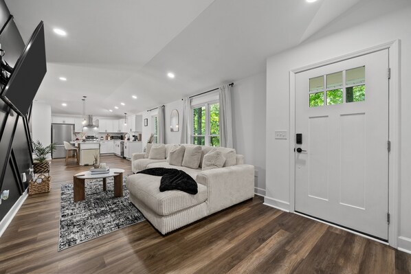 Hus, flere senger, terrasse, hageutsikt (1221 Beverly Hills Dr) | Utsikt fra rommet