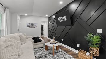 House, Multiple Beds, Patio, Garden View (1221 Beverly Hills Dr) | Living area