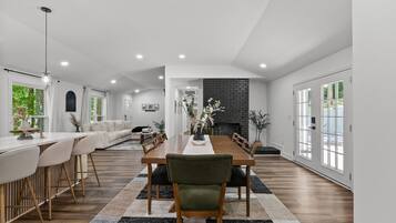Rumah, Beberapa Tempat Tidur, patio, pemandangan kebun (1221 Beverly Hills Dr) | 4 kamar tidur dan didekorasi berbeda-beda