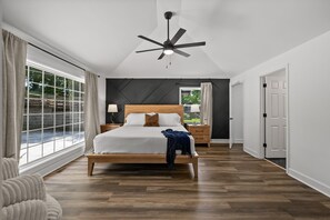 Hus, flere senger, terrasse, hageutsikt (1221 Beverly Hills Dr) | 4 soverom, individuelt dekorert, individuelt innredet og sengetøy