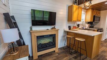 House, 2 Queen Beds, Balcony, Garden View (130 PGL) | Private kitchen