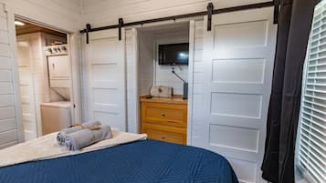 House, 2 Queen Beds, Balcony, Garden View (130 PGL) | 1 bedroom, individually decorated, individually furnished, bed sheets