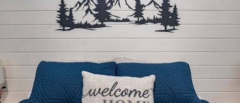 House, 2 Queen Beds, Balcony, Garden View (130 PGL) | 1 bedroom, individually decorated, individually furnished, bed sheets