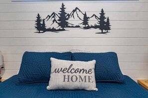 House, 2 Queen Beds, Balcony, Garden View (130 PGL) | 1 bedroom, individually decorated, individually furnished, bed sheets