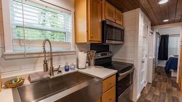 House, 2 Katil Ratu (Queen), Balcony, Garden View (130 PGL) | Dapur peribadi