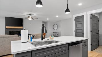 House, Multiple Beds, Balcony, Garden View (1365 Isaiah Drive) | Private kitchen