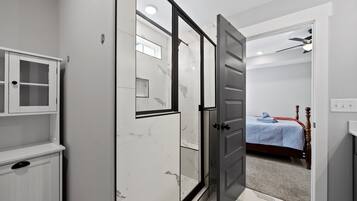 Casa, varias camas, balcón, vistas al jardín (1365 Isaiah Drive) | 2 dormitorios, decoración individual, mobiliario individual