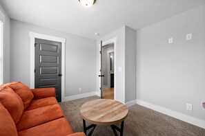 Maison, plusieurs lits, balcon, vue jardin (1365 Isaiah Drive) | Coin séjour