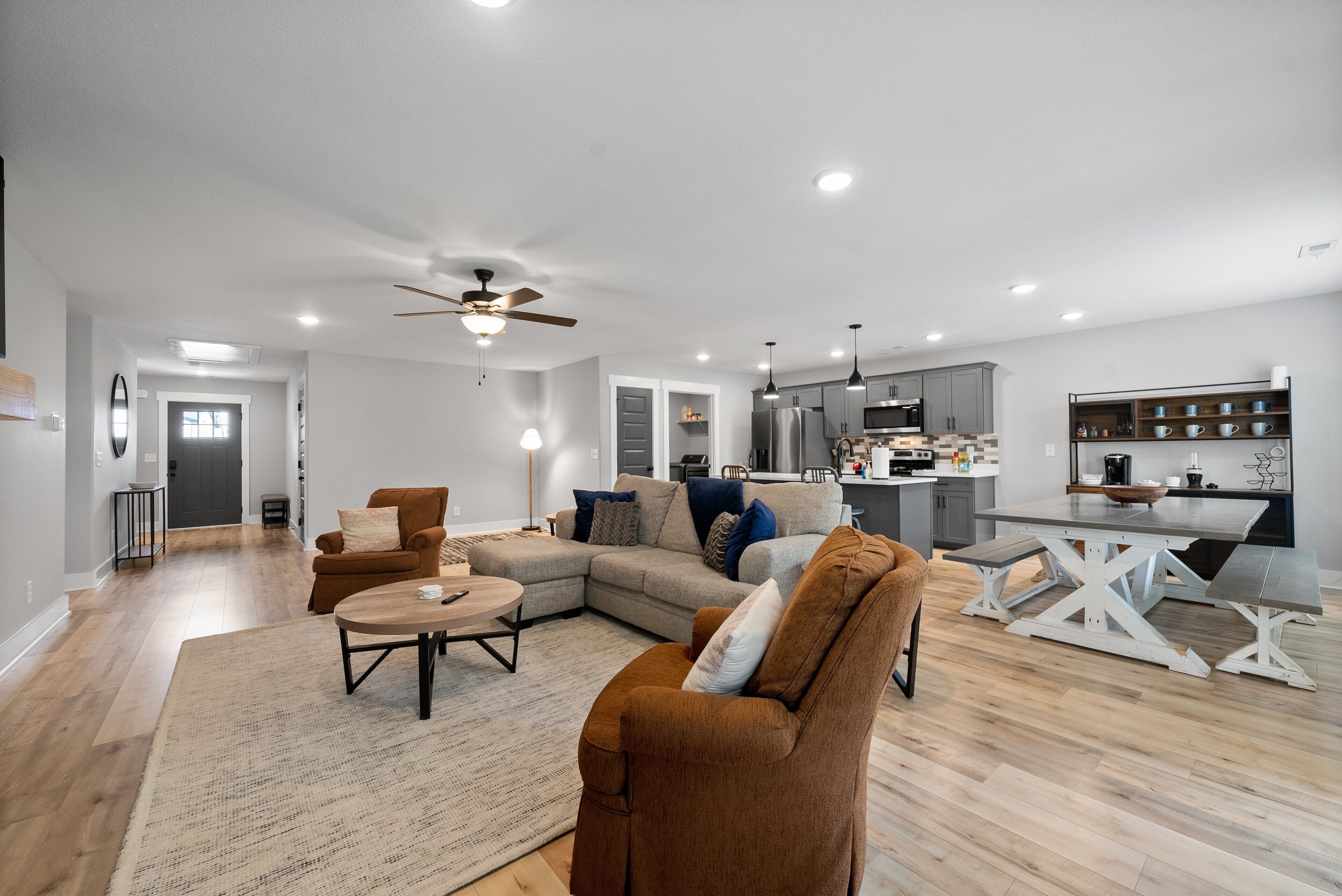 Nhà, nhiều giường, ban công, quang cảnh vườn (1365 Isaiah Drive) | Khu phòng khách