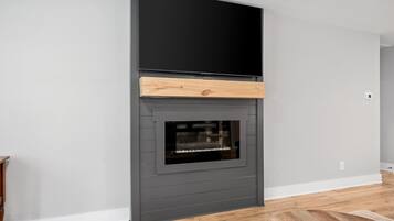 Rumah, Beberapa Tempat Tidur, balkon, pemandangan kebun (1365 Isaiah Drive) | Interior