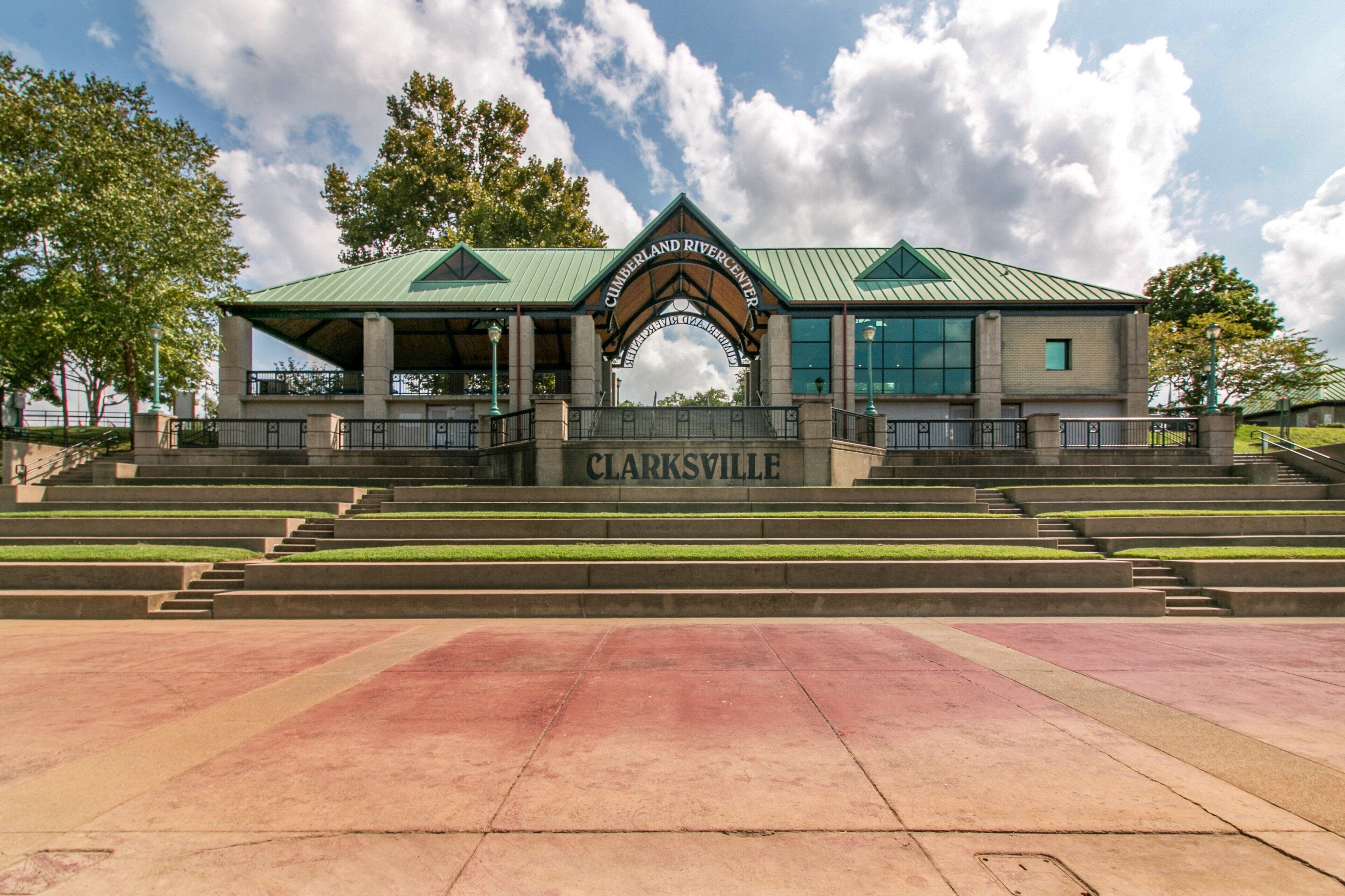 Un edificio con techo verde y un cartel que dice "Cumberland River Center" y "Clarksville".