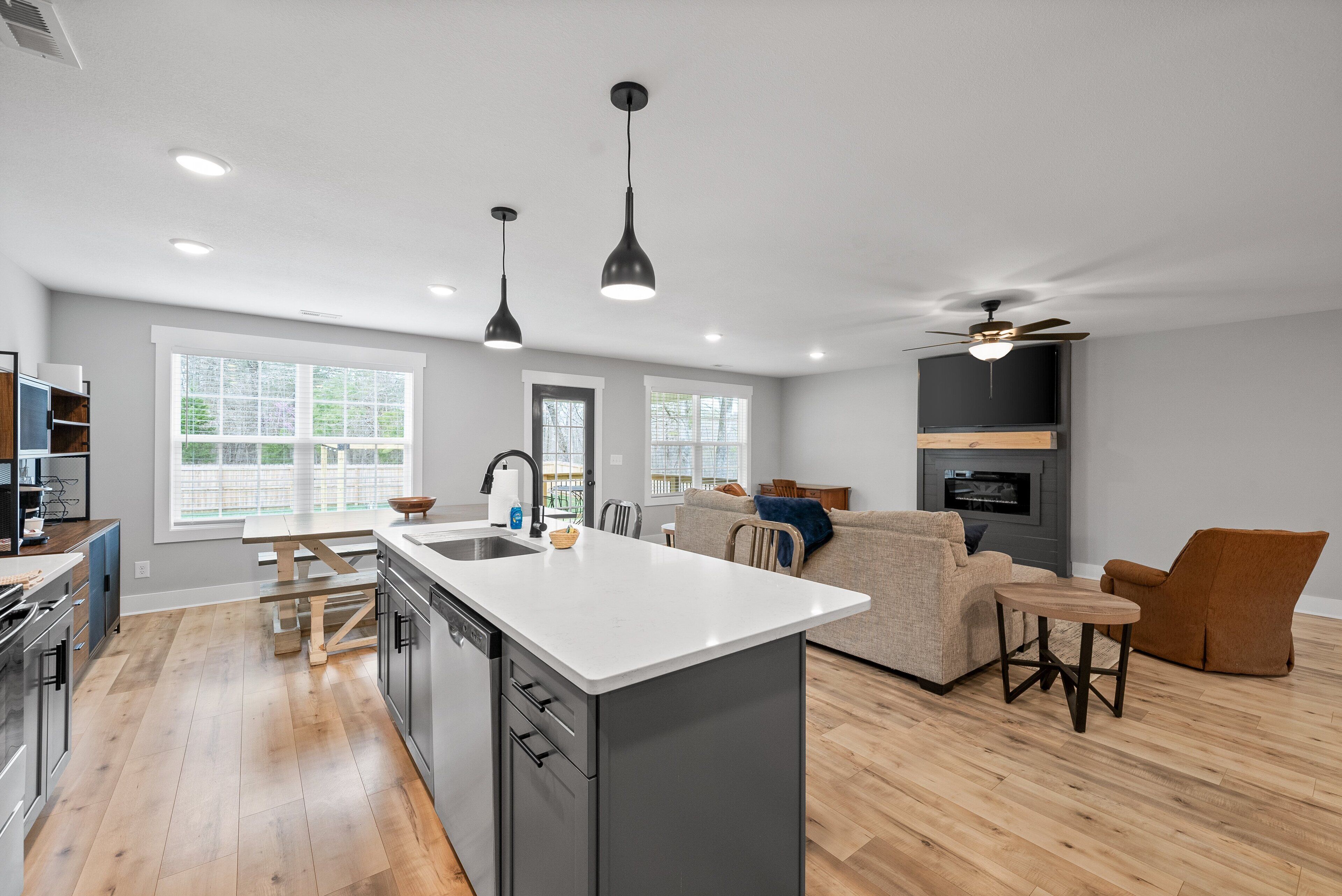 Nhà, nhiều giường, ban công, quang cảnh vườn (1365 Isaiah Drive) | Nội thất