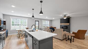 House, Multiple Beds, Balcony, Garden View (1365 Isaiah Drive) | Interior