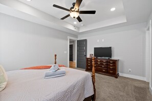 2 bedrooms, individually decorated, individually furnished, bed sheets - John's Place (Clarksville)