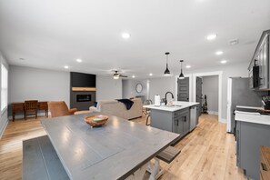 Rumah, Beberapa Tempat Tidur, balkon, pemandangan kebun (1365 Isaiah Drive) | Interior