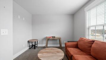 Rumah, Beberapa Tempat Tidur, balkon, pemandangan kebun (1365 Isaiah Drive) | Area keluarga