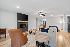 Casa, varias camas, balcón, vista al jardín (1365 Isaiah Drive) | Área de sala de estar