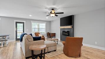 House, Multiple Beds, Balcony, Garden View (1365 Isaiah Drive) | Living area