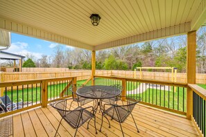 Outdoor dining - John's Place (Clarksville)