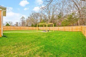 Rumah, Beberapa Tempat Tidur, balkon, pemandangan kebun (1365 Isaiah Drive) | Pemandangan dari kamar