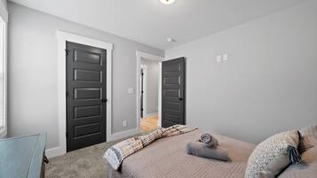 Casa, várias camas, sacada, vista para o jardim (1365 Isaiah Drive) | 2 quartos, individualmente decorados, individualmente mobiliados