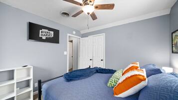 House, Multiple Beds, Patio, Garden View (Hudson House (1726 Broadripple)) | 3 bedrooms, individually decorated, individually furnished, bed sheets