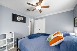 Casa, varias camas, patio, vista al jardín (Hudson House (1726 Broadripple)) | 3 habitaciones, decoración personalizada y muebles diferentes 