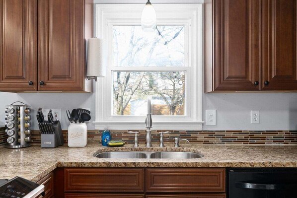 Rumah, Beberapa Tempat Tidur, patio, pemandangan kebun (Hudson House (1726 Broadripple)) | Dapur pribadi