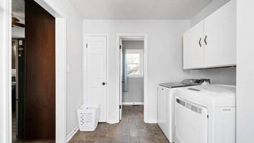 하우스, 침대(여러 개), 파티오, 정원 전망 (Hudson House (1726 Broadripple)) | 세탁 시설/서비스