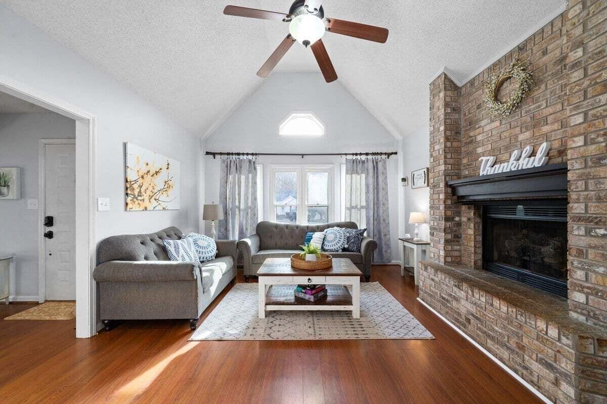 하우스, 침대(여러 개), 파티오, 정원 전망 (Hudson House (1726 Broadripple)) | 거실 공간