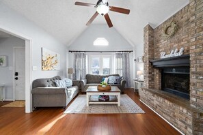 منزل - عدة أسرّة - برواق - منظر للحديقة (Hudson House (1726 Broadripple)) | منطقة المعيشة