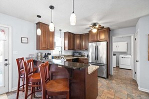 Maison, plusieurs lits, patio, vue jardin (Hudson House (1726 Broadripple)) | Cuisine privée