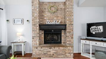 Maison, plusieurs lits, patio, vue jardin (Hudson House (1726 Broadripple)) | Coin séjour