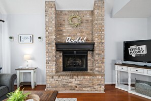 Maison, plusieurs lits, patio, vue jardin (Hudson House (1726 Broadripple)) | Coin séjour