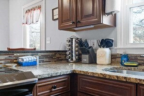 Casa, varias camas, patio, vista al jardín (Hudson House (1726 Broadripple)) | Cocina privada