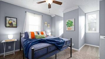 Casa, varias camas, patio, vistas al jardín (Hudson House (1726 Broadripple)) | 3 dormitorios, decoración individual, mobiliario individual