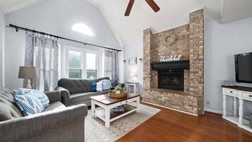 Casa, varias camas, patio, vistas al jardín (Hudson House (1726 Broadripple)) | Zona de estar