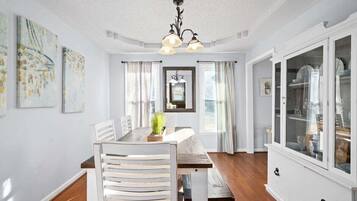 Rumah, Beberapa Tempat Tidur, patio, pemandangan kebun (Hudson House (1726 Broadripple)) | 3 kamar tidur dan didekorasi berbeda-beda