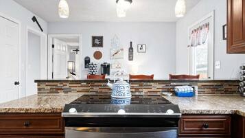 Maison, plusieurs lits, patio, vue jardin (Hudson House (1726 Broadripple)) | Cuisine privée