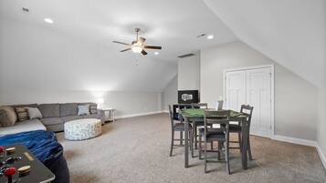 Rumah, Beberapa Tempat Tidur, patio, pemandangan kebun (2296 Colston Dr) | Area keluarga