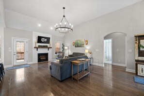 Hus, flere senger, terrasse, hageutsikt (2296 Colston Dr) | Oppholdsområde | DVD-spiller