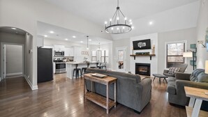 Hus, flere senger, terrasse, hageutsikt (2296 Colston Dr) | Innvendig