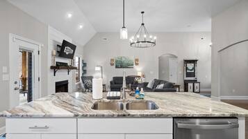 House, Multiple Beds, Patio, Garden View (2296 Colston Dr) | Interior