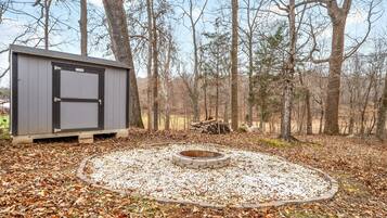 Casa, varias camas, patio, vistas al jardín (2296 Colston Dr) | Terraza o patio