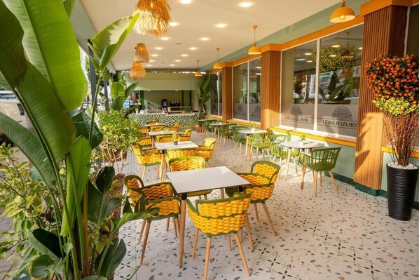 รับประทานอาหารกลางแจ้ง