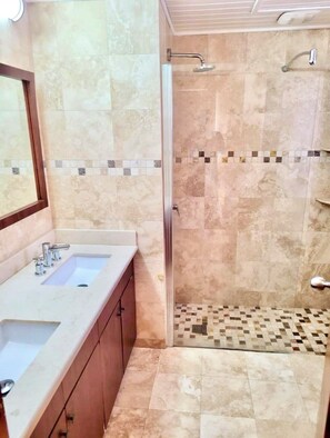 Regadera, toallas, jabón, shampoo 