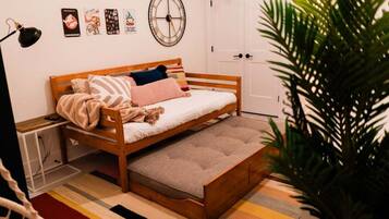 Nhà, nhiều giường, sân hiên, quang cảnh vườn (41 W High St) | Nội thất