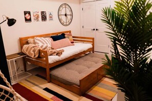 House, Multiple Beds, Patio, Garden View (41 W High St) | Interior