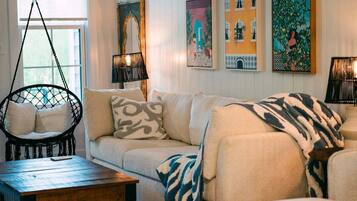 Casa, letti multipli, patio, vista giardino (41 W High St) | Area soggiorno