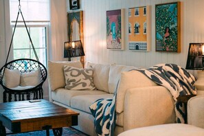 Maison, plusieurs lits, patio, vue jardin (41 W High St) | Coin séjour